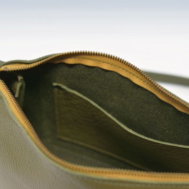 益子の革工房maharoのラウンドショルダーバッグ（M）オリーブグリーン｜栃木県 益子町 ふるさと納税 ショルダーバッグ バッグ 牛革 手作り (AX116-4)