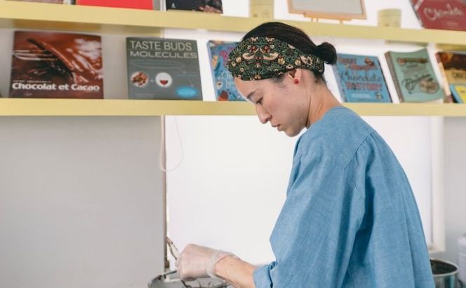 チョコレート SUNNY CHOCOLATE クラフトチョコレート【アソート缶 （3種 12枚入）+「花 -Hana- / エクアドル（ナポ）70%」＋「豆 -Mame- /ピーナッツチョコレート」】