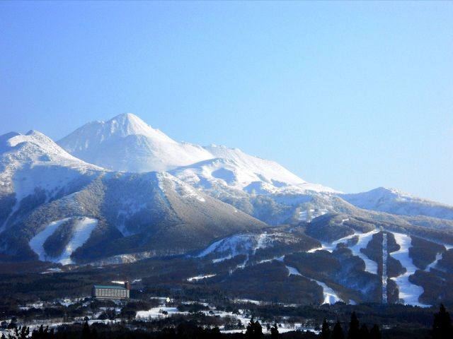ロックウッド・ホテル＆スパ：期間限定【スノーリゾート】天然温泉に浸かる旅　1泊2食付（平日限定：スタンダードツイン 三名様ご招待） 宿泊券 旅行 