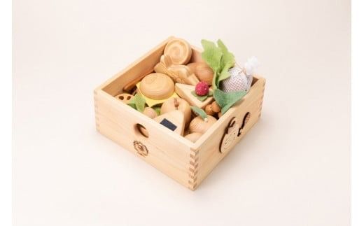 木のおもちゃ ままごと セット 箱入り 山のくじら舎 木製 知育玩具 男の子 女の子 ギフト ラッピング プレゼント 贈り物 出産祝い 誕生日祝い のし 熨斗 おままごと 野菜 果物 高知県産 受注生産品 名入れ可能 2歳 国産 ヒノキ スギ サクラ ケヤキ カヤ 草木染め フェルト 京都 職人 自然 小物 26個 箱 1個 W240mm H100mm D230mm 安芸市 高知県