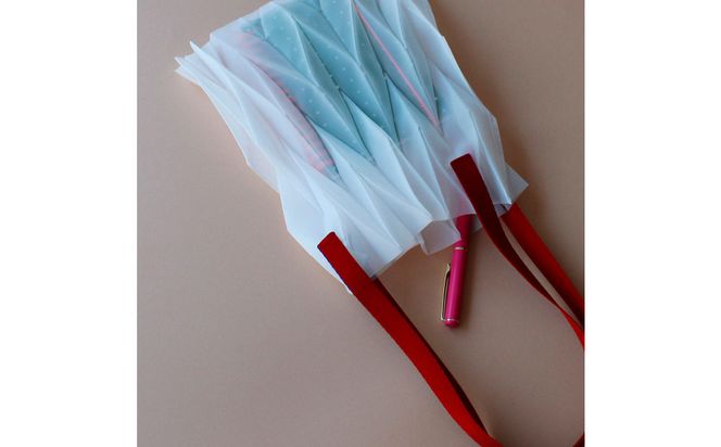 香川県産 プリーツバッグ・ヘリンボーン・スモール［ レッド １点］軽やかで上品な透け感のあるバッグ 372013_LJ013VC03