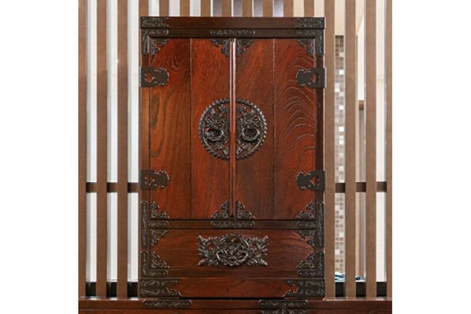 仙台箪笥 仙台仏壇23号 中2段 拭き漆塗り (申込書返送後、1ヶ月～6ヶ月程度でお届け) 欅産業 職人 おすすめ 船箪笥 [インテリア タンス 収納 家具 和 モダン 高級 和箪笥 小箪笥 伝統 工芸品 仏壇 仏具 神具 飾り棚 欅 漆塗 彫金 金具 装飾 仙台箪笥 船箪笥 舟箪笥 宮城 利府 欅産業]|06_kyk-300301