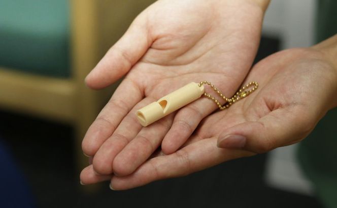 ホイッスル 曲がって割れない防災笛【雫音（しずね）】 笛 防災笛 シリコーンゴム製 防災ホイッスル 雫音 町工場 災害 弾性 水に強い 墨田区 東京都