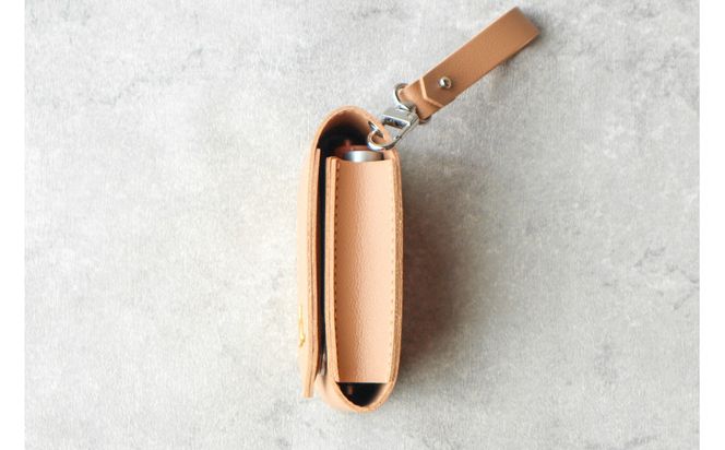 【ベージュ】毎日の“ときめき”を仕込めるリップケース　リップクリームホルダー　キーホルダーストラップ【ミラー付き・3本入る】 232238_CM032VC03