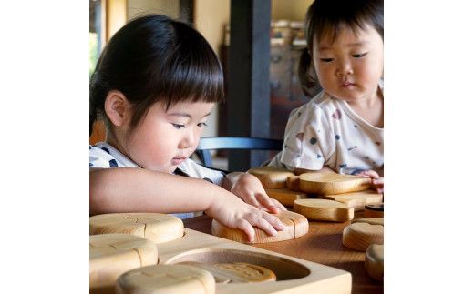 YKS022　山のくじら舎 かくれんぼパズル きょうりゅう 木製 玩具 赤ちゃん ベビー 幼児 恐竜 ギフト 包装 ラッピング プレゼント 贈り物 贈答 出産祝い 誕生日祝い のし 熨斗対応 高知県産