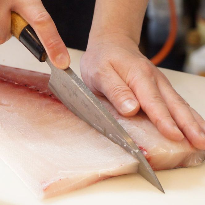 【大和ブリ】　半身（フィレ）約1kg×2枚　かぶと付き　N072-YD0190