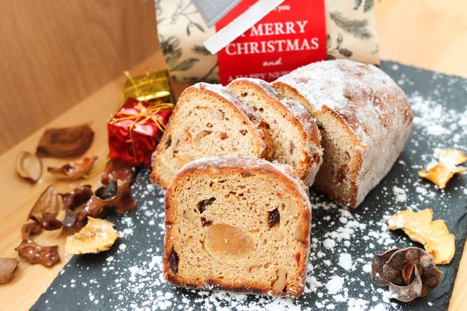 本場ドイツの味！熟成シュトーレン 毎日が特別な日に変わる、ブーランジェリータカタの「手作りシュトーレン」ハーフ シュトーレン デザート 手土産 ドライフルーツ ナッツ 菓子 スイーツ 配送時期 国産小麦　BT00035