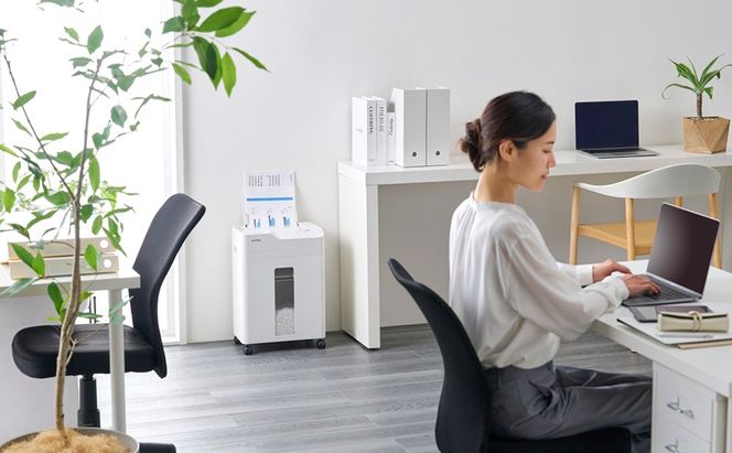 シュレッダー オートフィードシュレッダー AFSB60M アイリスオーヤマ 電動 マイクロクロスカット キャスター付き コンパクトリバース機能 自動 細断 手差し対応 オートクリーニング A4