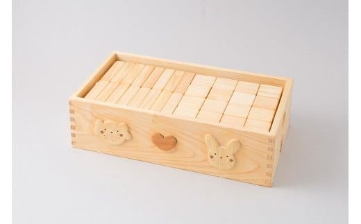 木のおもちゃ つみ木 積み木 基本つみ木 木製 木 おもちゃ 知育玩具 男の子 女の子 ギフト プレゼント 贈り物 贈答 お祝い 出産祝い 誕生日祝い 日本製 手作り てづくり のし 熨斗 受注生産品 名入れ可能 山のくじら舎 1歳 幼児 赤ちゃん 子供 キッズ 木箱 セット ヒノキ スギ 国産 積み木遊び 知育遊び 五感 創造力 想像力 立方体 直方体 形 基礎 安全 角丸 磨き 片付け 発想力 成長 安芸市 高知県