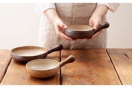 【年内発送】アヒージョ 鍋 小 （ 焦げ白 ） 《糸島》【窯元ろくろ /浅見大輔】 食器 調理器具 直火 オーブン [AUJ001]