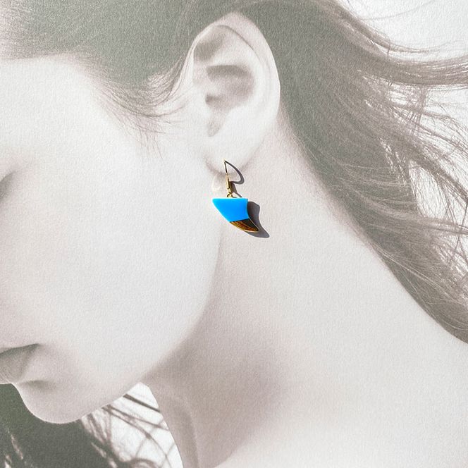 茅ヶ崎市 湘南 陶磁器 ピアス 上品 かわいい レディース ギフト プレゼント 誕生日 母の日 お祝い サマーギフト ゴールド 金 アート アクセサリー Artopus.SHONAN ピアス フィン ブルー