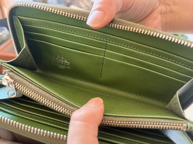 革職人が作った牛革ラウンドファスナー長財布［GRN］ 304018_AX26VC03