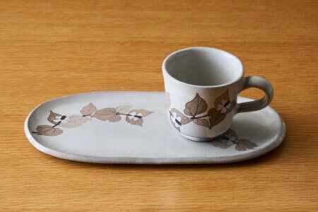 和紙染草花文楕円皿・デミカップセット【日の隈窯 和紙染 和紙 佐賀 陶器 窯元 陶芸作家 コーヒーカップ ソーサー】(H025131)