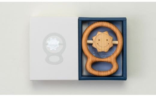 木のおもちゃ カタカタ（ お星さま ） 星 木製 おもちゃ 知育玩具 赤ちゃん ベビー 男の子 女の子 ギフト プレゼント 贈り物 出産祝い 誕生日 日本製 手作り 0歳 クルクル 音 五感 刺激 サクラ ヒノキ 植物性オイル 安全 巾着袋 セット W70mm H95mm D20mm 山のくじら舎 安芸市 高知県