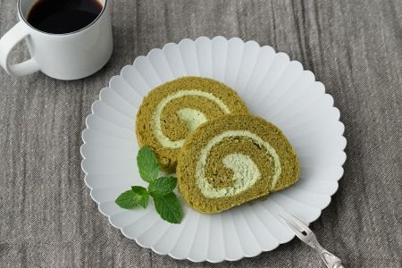 【プレミアム米粉ロールケーキ】神埼桑菱茶ロール【グルテンフリー 保存料不使用 贈り物 お歳暮 お中元 お祝】(H053295)