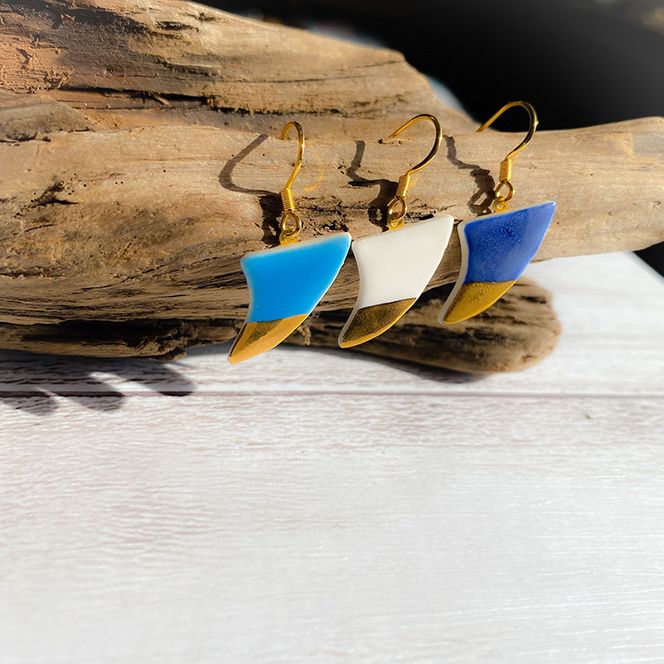 茅ヶ崎市 湘南 陶磁器 ピアス 上品 かわいい レディース ギフト プレゼント 誕生日 母の日 お祝い サマーギフト ゴールド 金 アート アクセサリー Artopus.SHONAN ピアス フィン ディープブルー