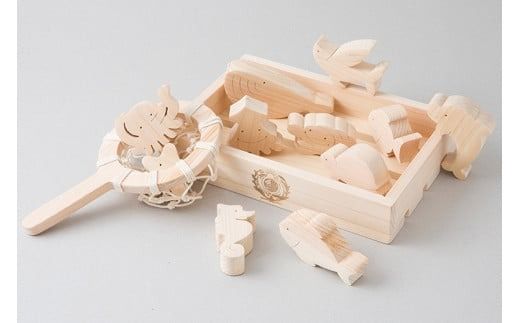 木のおもちゃ おふろでちゃぷちゃぷ 山のくじら舎 木製 知育玩具 セット お風呂遊び 男の子 女の子 ギフト ラッピング プレゼント 出産祝い 誕生日祝い 名入れ可能 高知県産 11種類 魚 ヒノキ 無塗装 浮く すくう 漁師ごっこ バランス遊び パズル 2歳 幼児 子供 キッズ 水遊び 夏 おもちゃ 安芸市 高知県