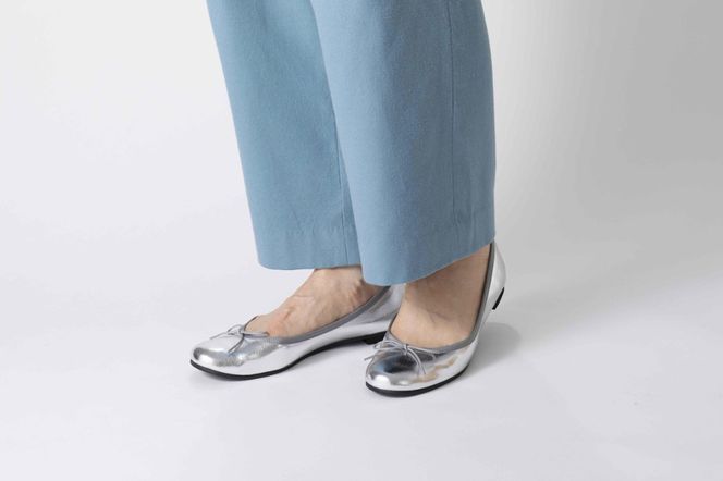 美脚に導く骨盤ケアシューズyui エナメル ライトシルバー【サイズ24.5cm】 DG009VC04