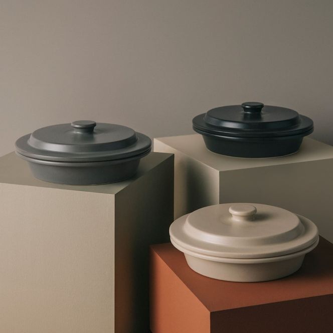 PETARI Shallow Pot 30cm Mud Stone（グレー）G.M.P 【 グッドデザイン賞受賞 陶器製 万能調理土鍋 鍋 土鍋 平鍋 浅鍋 電子レンジ可 キッチン雑貨 新生活 ギフト プレゼント 三重県 四日市市】 -[G632-2] 