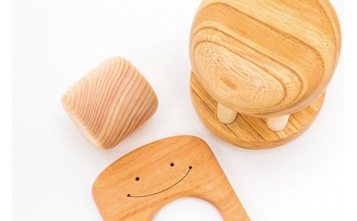 木のおもちゃ 赤ちゃんの宝石箱 お星さま 袋入り セット 詰め合わせ 宝石 木製 知育玩具 ベビー 男の子 女の子 ギフト プレゼント 贈り物 出産祝い 誕生日祝い 日本製 手作り 受注生産品 のし 熨斗 山のくじら舎 つみ木 9コ 歯がため 2個 コロコロ カタカタ サクラ ヒノキ ケヤキ 0歳 1歳 2歳 幼児 乳児 木育 おしゃぶり 安全 人気 おすすめ 口コミ 評判 安芸市 高知県