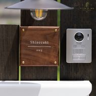 高級天然木ウォルナット表札　15cm×15cm×2cm〈雑貨 天然木 プレート おしゃれ　オーダーメイド アンティーク　ハンドメイド マンション 新築 引っ越し〉