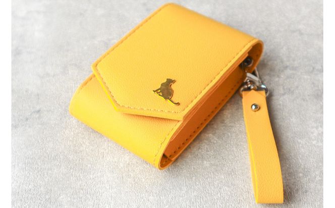 【イエロー】毎日の“ときめき”を仕込めるリップケース　リップクリームホルダー　キーホルダーストラップ　【ミラー付き・3本入る】 232238_CM032VC02