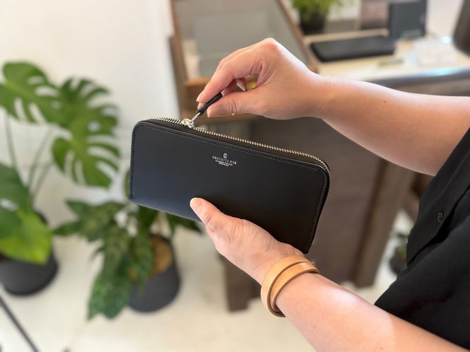 革職人が作った牛革ラウンドファスナー長財布［BLK］ 304018_AX26VC02