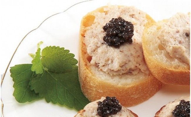 【CF-R7hbk】KYF004　熟成キャビア（30g）ブラックジュエル化粧箱入り シェルスプーン付 チョウザメ 卵 魚卵 高知県産 【koyofr】卵一粒に旨みが凝縮【geiseiymt】〈高知市共通返礼品〉