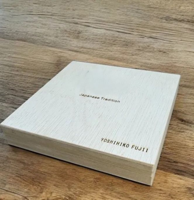 丸小皿 登り孔雀 漆黒（金） ［NF157］ 303446_CU90074