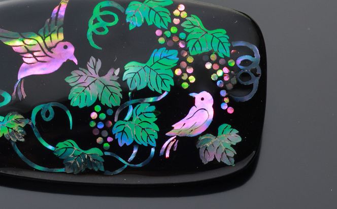 【嵯峩螺鈿野村】葡萄と小鳥ブローチ｜京都 老舗 伝統工芸 漆器 ジュエリー［ 京都 老舗 伝統工芸 工芸品 アクセサリー ジュエリー ファッション 漆 人気 おすすめ 職人 お取り寄せ 通販 送料無料 ふるさと納税 ］ 261009_B-AS15