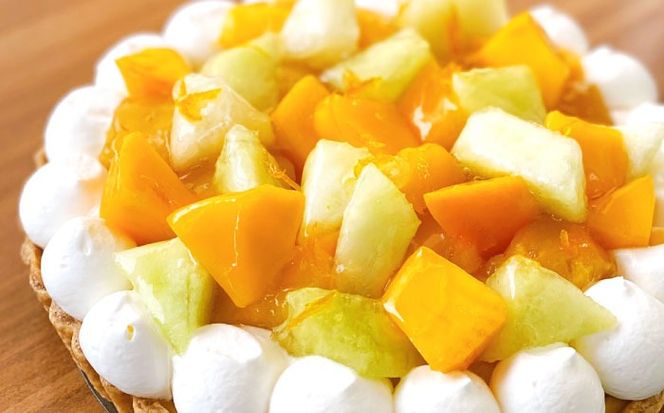 【2026年6月～発送】【マンゴー・メロン・パインを贅沢に】3種のトロピカルフルーツタルト / タルト ケーキ フルーツ マンゴー 18cm 南島原市 / アトリエジジ[SAA032]