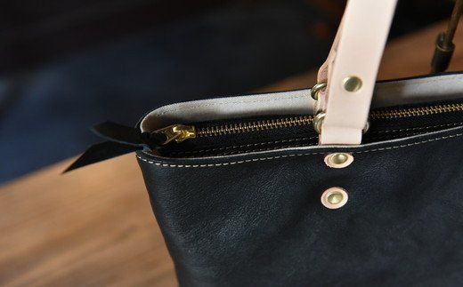 ハンドメイド　レザートートバッグ・名入れ可能　ブラック【CC12W】（滋賀県　近江八幡市）
