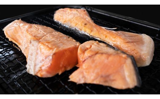 厚切り 銀鮭 の 切り身 【 半尾 】約 1kg （ 8切 ～ 10切 ） 鮭 切身 半身 厳選 甘塩 さけ サケ しゃけ シャケ 冷凍 真空 時短 弁当 おつまみ 魚 魚介 [CL003us]