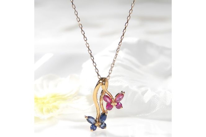 ネックレス K18YG イエローゴールド ブルーサファイア ルビー 蝶 モチーフ ペンダント 18金 レディース ちょうちょ バタフライ 誕生石 【f280-br-k18yg】 [オーダーメイドジュエリーメイ 山梨県 韮崎市 20745058]