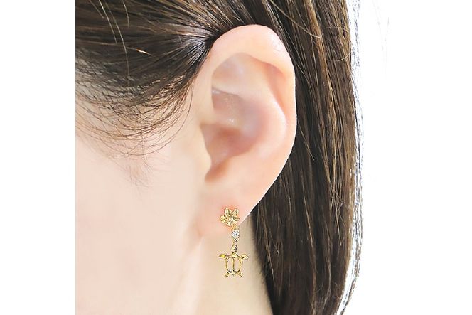 ピアス ハワイアン スタッドピアス K18YG イエローゴールド ダイヤモンド 0.08ct プルメリア カメ ホヌ ウミガメ 18金 揺れるピアス 【f286-k18yg】 アクセサリー アクセ ジュエリー [オーダーメイドジュエリーメイ 山梨県 韮崎市 20745220]