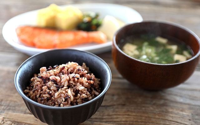 雪若丸 特別栽培玄米 パックごはん 12個 有機黒米入 健康 ダイエット 備蓄 保存食 防災 簡単レンジ 温めるだけ 湯煎調理