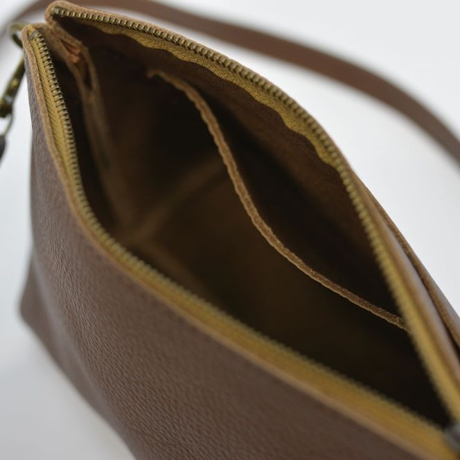 益子の革工房maharoのショルダーポーチ　ワイド（S）キャメルブラウン｜栃木県 益子町 ふるさと納税 ショルダーポーチ ワイド 牛革 手作り（AX108-1）