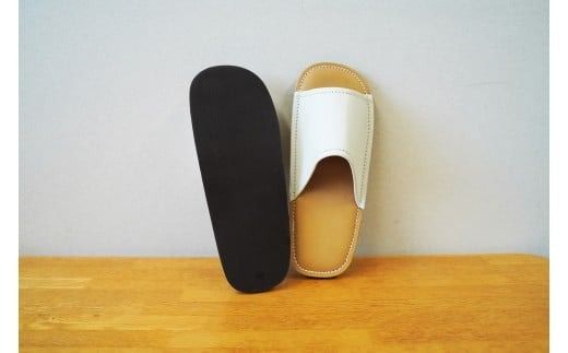 靴職人手作りの本革「スリッパ」 ホワイト×ライトキャメル （S・M） ルームシューズ 部屋履き 雑貨 日用品 革 本革 高級 ギフト プレゼント 贈答 茶色 薄い茶色 キャメル 白 災害 H066-066