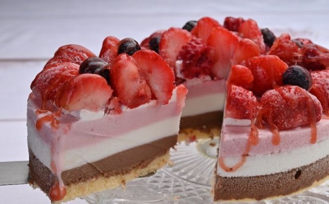 2026年2月発送　アイス ケーキ Strawberry Fields 福岡産 あまおう 苺 ゴロゴロジェラート 5号 配送不可 離島 スイーツ ひんやり 誕生日 お祝い 記念日 イベント 苺のアイスケーキ 