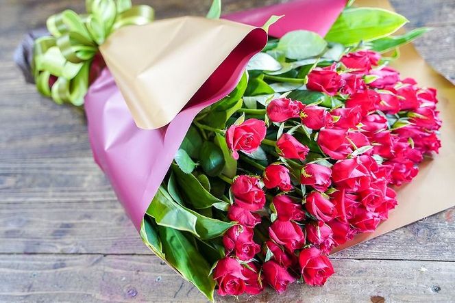 【圧巻の50本】真っ赤なバラの花束 H092-073
