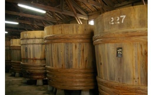 碧南銘産セット 伝統の木桶仕込みヤマシン白醤油と絶品白醤油マドレーヌの詰め合わせ 手土産 調味料 洋菓子 スイーツ 白醤油 碧南 セット コラボ H010-014