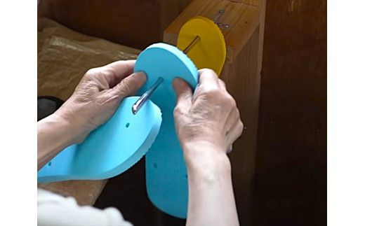 海にかえる生分解性の国産ビーチサンダル「SIX LINE」☆小田原城型フローティングキーホルダー付き ソール：ネイビー×鼻緒：ホワイト・29cm【高島屋選定品】 142069_CQA002VC06