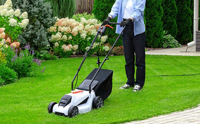 電動芝刈機 ホワイト G-320W 芝刈り機 電動 芝刈機 ガーデン 剪定 園芸 芝 芝刈り 庭 芝生 庭園 バリカン アイリスオーヤマ 草刈機 雑草 電動芝刈り機 高評価 