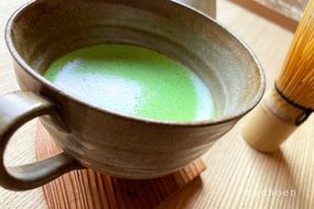 日本茶鑑定士監修の宇治抹茶（40g入り）と黒ティーカップ〈お茶 茶 煎茶 緑茶 粉末 宇治抹茶 抹茶 ティーカップ 石臼挽き 飲料 加工食品 ハンドメイド 日本茶鑑定士〉