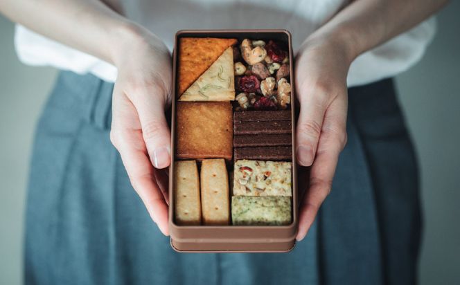 【cafe marble】ヨルのクッキー缶(クッキー7種とナッツの詰め合わせ｜京都 人気カフェ 可愛い おしゃれ スイーツ［ カフェマーブル お酒に合うクッキー缶 ナッツ かわいい おしゃれ クマさん 人気 おすすめ お菓子 焼き菓子 スイーツ おつまみ ワイン ギフト プレゼント 贈答 手土産 お取り寄せ 通販 送料無料 ふるさと納税 ］ 261009_B-SA05