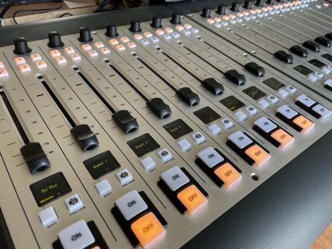 南紀白浜のコミュニティFM放送局「ビーチステーション」 ラジオ番組 30分 出演権 304018_DD01