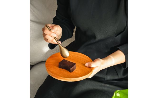 欅の仁取皿と生ガトーショコラ。小田原の伝統を受け継いだお皿と小田原の極上スイーツ(300g)のコラボ商品【チョコレート 特濃厚 濃密な味わい 極上の口溶け 極上のチョコレート 一流の料理人 カカオの風味やコク カカオ 至極の逸品 神奈川県 小田原市 】 142069_DW008
