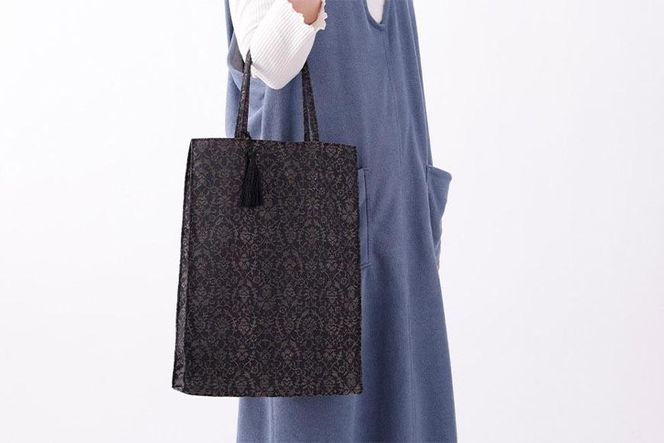 【伊と幸】《白生地の老舗が贈る》絹のフォーマルサブバッグ（墨黒） 261009_B-AZ10