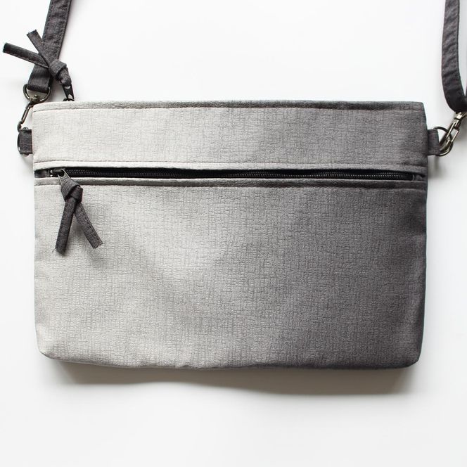 【伊と幸】《白生地の老舗が贈る》正絹染めKIMONOサコッシュ（ぼかし染め・銀鼠ぼかし） 261009_B-AZ24