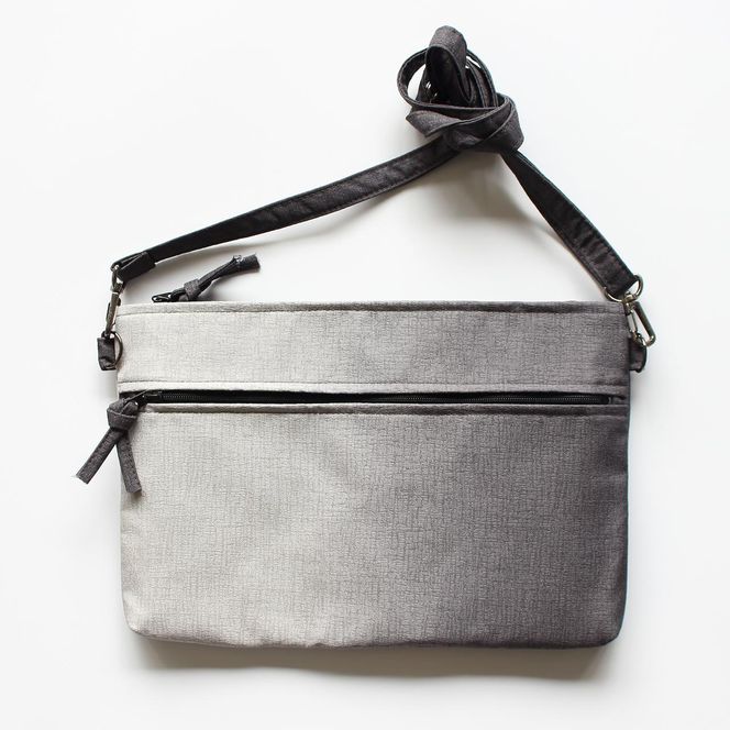 【伊と幸】《白生地の老舗が贈る》正絹染めKIMONOサコッシュ（ぼかし染め・銀鼠ぼかし） 261009_B-AZ24